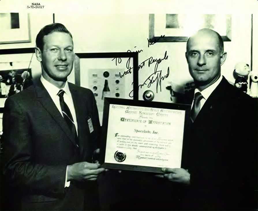 Jim Reeves riceve il certificato di apprezzamento della NASA dall’astronauta Thomas Stafford